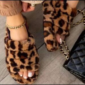 Leopard furry Slides